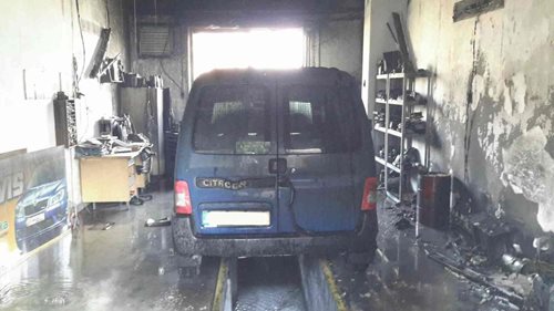 Tlakové lahve nebezpečně ohrožovaly hasiče při likvidaci požáru na Orlickoústecku. 