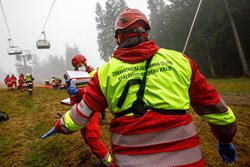 Taktické cvičení prověřilo složky IZS na zásah při záchraně osob z lanovky