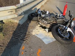 Motorkář skončil po kolizi s osobním autem ve svodidlech.
