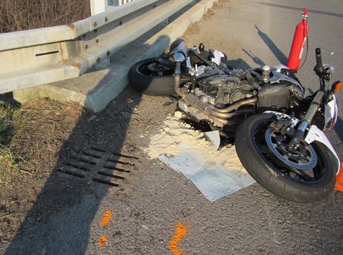 Motorkář skončil po kolizi s osobním autem ve svodidlech.