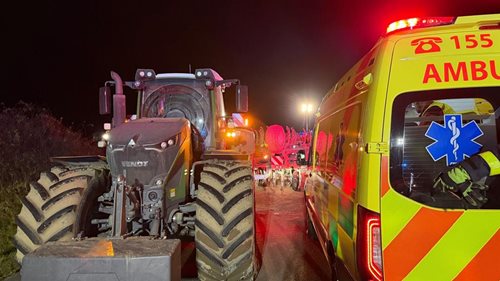 Drsná nehoda na Novojičínsku: Osobní auto narazilo do traktoru, jeden zraněný v kritickém stavu