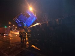 V centru Českých Budějovic havaroval kamión