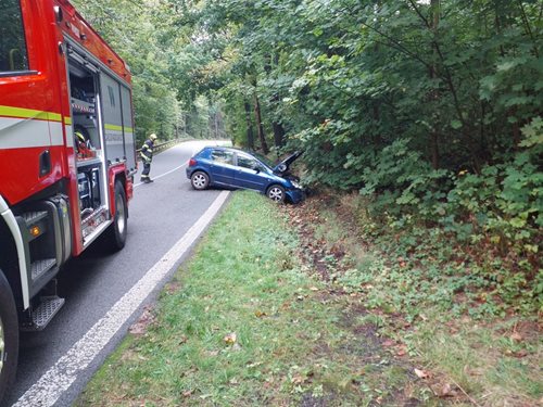 Automobil sjel do příkopu, hasiči zasahovali u nehody