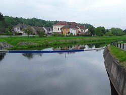 Převrácená cisterna s vápnem způsobila komplikace na Jesenicku.