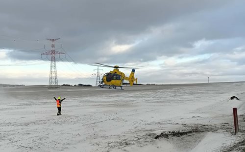 Vážná dopravní nehoda po nárazu do stromu zaměstnala záchranáře