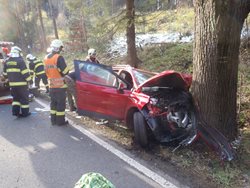 Od nehody u Lískové odletěl s vážně zraněnou osobou vrtulník 
