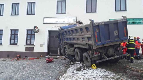 Tatra po nárazu narušila statiku domu