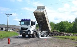 Zvednutá korba nákladního auta se dotkla drátů s vysokým napětím, auto začalo hořet Řidič auta vyvázl bez zranění, podle znalce měl velké štěstí