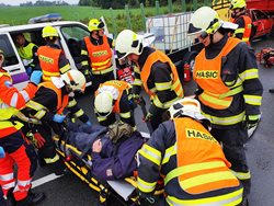 U Zvole havarovalo eskortní vozidlo s vězněm. Taktické cvičení prověřilo složky IZS