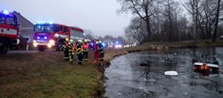 Po nehodě se auto převrátilo do rybníku, uvnitř zůstaly čtyři osoby