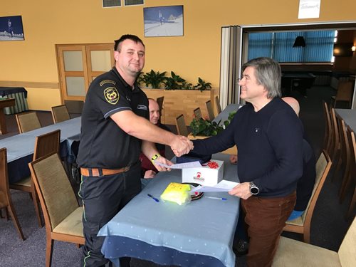 Profesionální i dobrovolní hasiči převzali čtyři nové vyváděcí masky