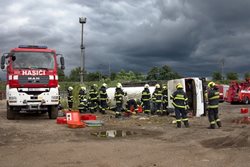 Hasiči trénovali manipulaci s převrácenou cisternou
