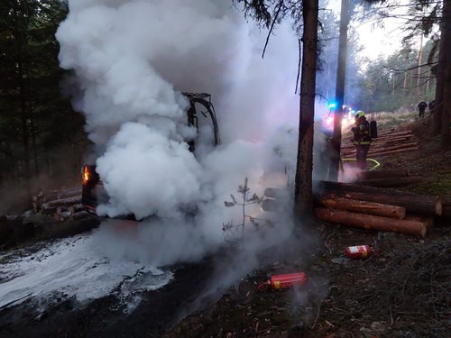 Plameny pohltily lesní stroj, škoda přesáhla dva miliony