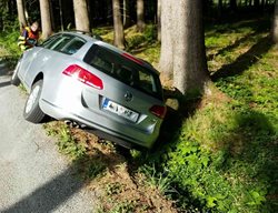 Volkswagen skončil v příkopu