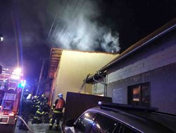 Osm jednotek zasahovalo u požáru střechy na rodinném domě