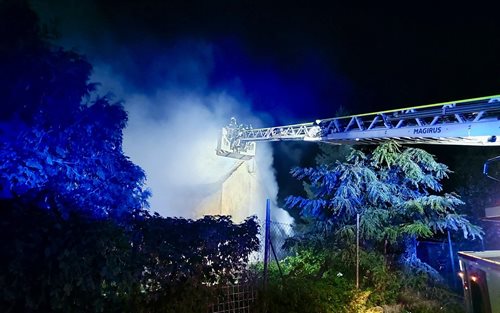 Plameny zachvátily střechu opuštěného domu. Hasiči bojovali s ohněm více než dvě hodiny
