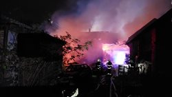 Osm jednotek hasičů zdolalo požár rodinného domu a hospodářských budov