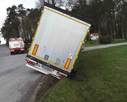 Vyproštění kamionu komplikovala unikající kyselina