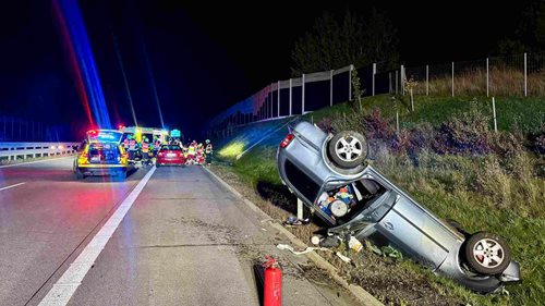 Po nehodě zůstal muž v kritickém stavu. Záchranáři ho oživovali a vrtulníkem transportovali do nemocnice