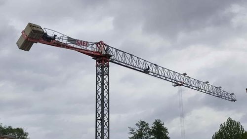 Prasklé rameno jeřábu si vyžádalo evakuaci lidí i dětí ze školky
