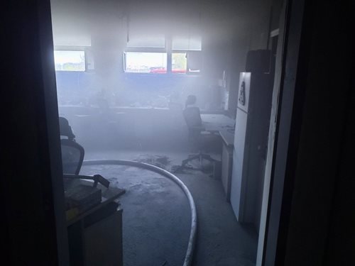 Požár v budově zaměstnal několik jednotek hasičů