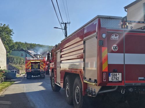Rozsáhlý požár rodinného domu zaměstnal desítky hasičů