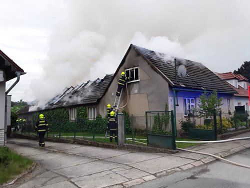Ve Veselé hořel rodinný dům a stodola