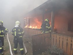 Čtrnáctiletý chlapec z hořící domu zachránil malou dívku