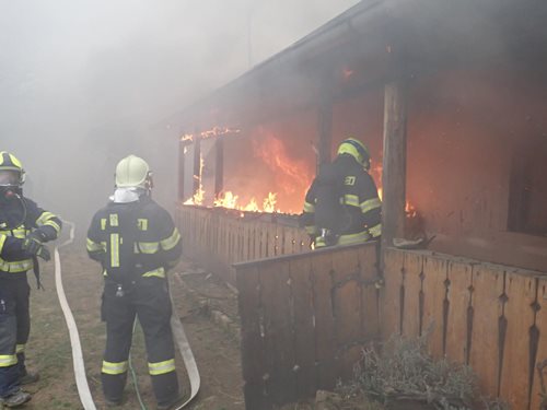Čtrnáctiletý chlapec z hořící domu zachránil malou dívku