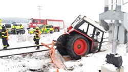 Na přejezdu u Horního Poříčí v Jihočeském kraji se střetl rychlík s traktorem