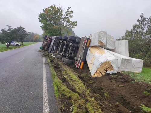 Opilý řidič převrátil kamion s dřevem, nadýchal přes 2,7 promile