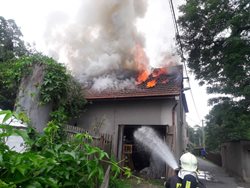 Požár střechy stodoly likvidovalo pět jednotek