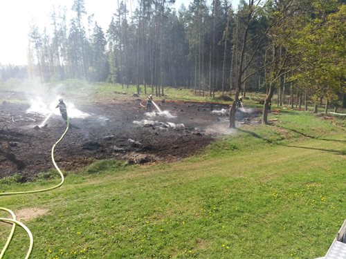 Jihočeští hasiči řeší požár trav a lesních porostů, shořela i vatra připravená již na čarodějnice