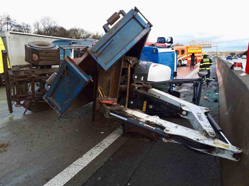 Převrácený kamion s návěsem ochromil provoz, zasahovaly složky IZS