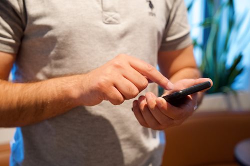 Důvěřovala partnerovi. Ten si přes její mobil sjednal půjčku a převedl peníze na svůj účet