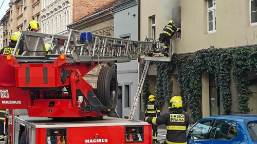 Při požáru bytu hasiči zachránili osm lidí. Čtyři dostali ven pomocí automobilového žebříku
