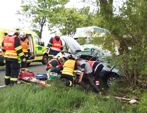 U Prachomet narazilo auto do stromu, jeden člověk zemřel