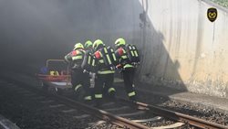 V železničním tunelu Březno došlo k požáru vlaku