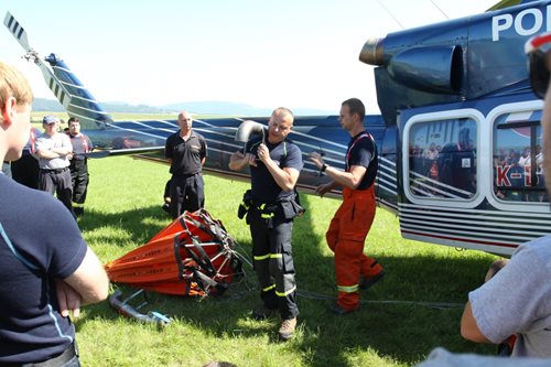 Hasiči z Jičínska prošli výcvikem plnění bambi vaku pro účely leteckého hašení