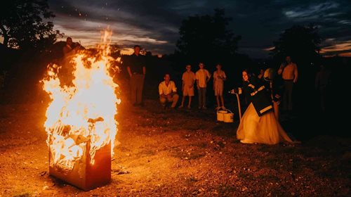 Hasič vyměnil zásahovou přilbu za svatební oblek. Kolegové mu připravili překvapení