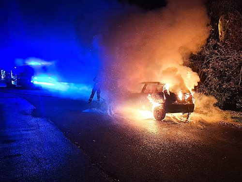 Oheň v noci zničil dvě auta během hodiny