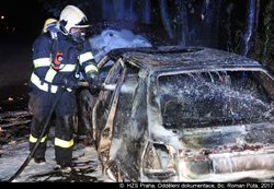 V Praze na Žižkově hořela auta, hasiči vyjeli do ulice Biskupcova a Na Balkáně