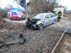 Při střetu osobního auta a vlaku byli zraněni dva lidé