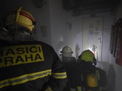 Pražští hasiči cvičili vyhledávání osob v zakouřeném prostoru, orientaci a komunikaci/FOTOGALERIE