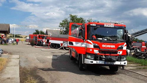 Při požáru haly na Hodonínsku se zranil muž