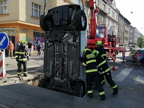 Hasiči vyprostili auto, které sjelo do výkopu na komunikaci v Praze 10