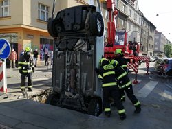 Hasiči vyprostili auto, které sjelo do výkopu na komunikaci v Praze 10