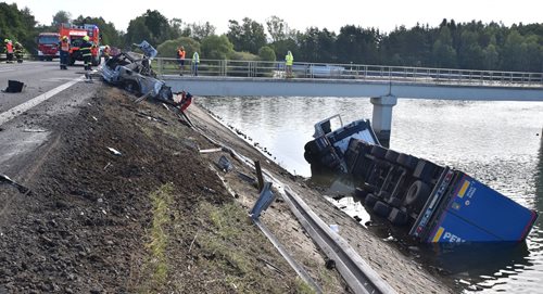 Osobní automobil narazil čelně do protijedoucího kamionu