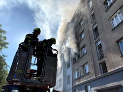 Výbuch v bytě a následný požár v Praze 7 likvidovalo několik jednotek hasičů, zemřela jedna osoba