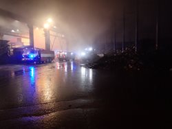 Deset jednotek likvidovalo požár akumulátorů v areálu příbramských Kovohutí
